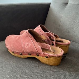 Women’s size 38 rosy pink Clogs.
